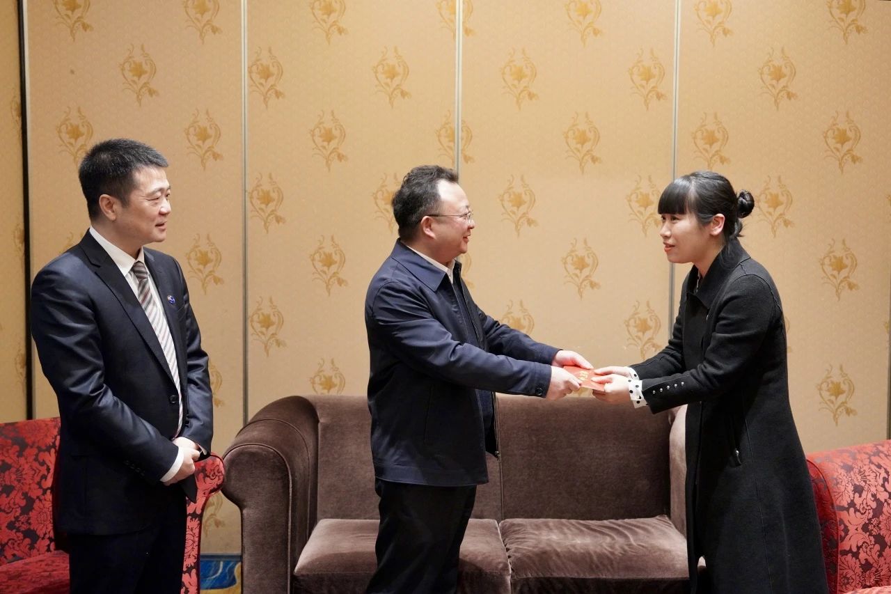 省国资委党委委员、副主任何政一行走访慰问省尊龙凯时集团生活困难党员